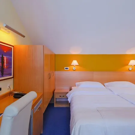 Saudade Otel Gradac (Split-Dalmatia)
